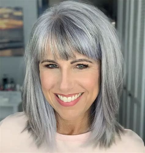 Bob Frisuren mit Pony ab 50: Fünfzehn Haarschnitte und Styling。